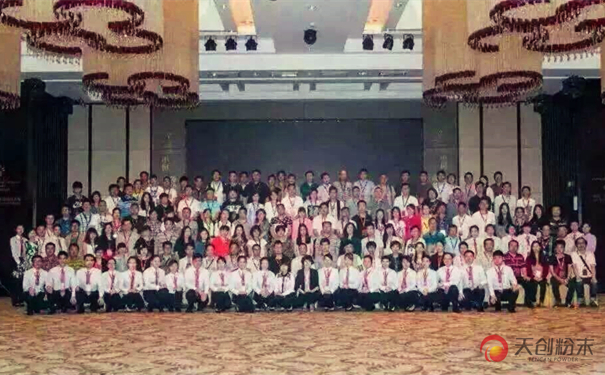 “校企合作”平臺與天創(chuàng)粉末合影 “校企合作”平臺與天創(chuàng)粉末合影